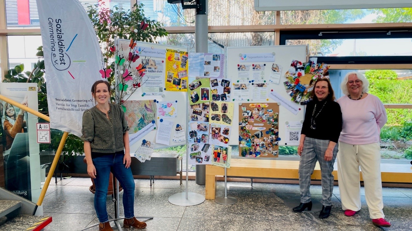 Drei Personen am Ausstellungsstand des Tageseltern-Service zur Aktionswoche Kindertagespflege 2025